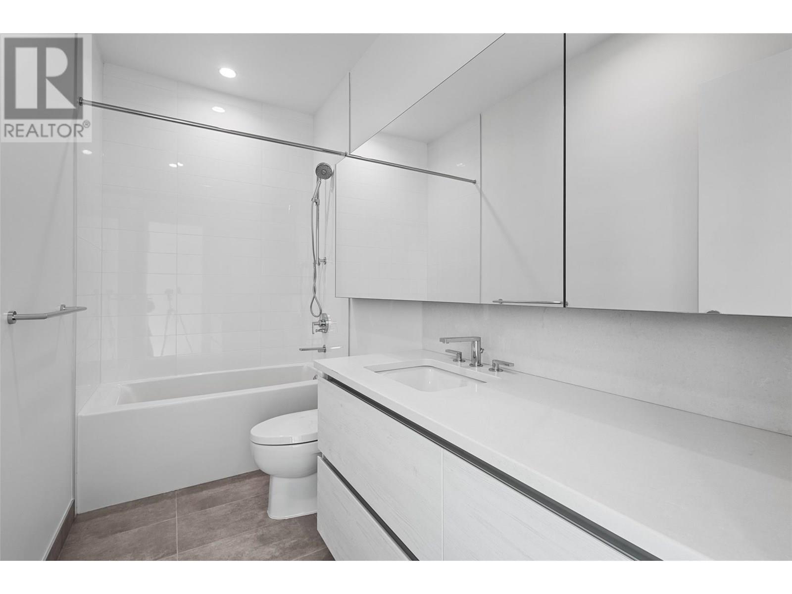 238 Leon Avenue Unit# 2207, Kelowna, BC - Indoor Photo Showing Bathroom