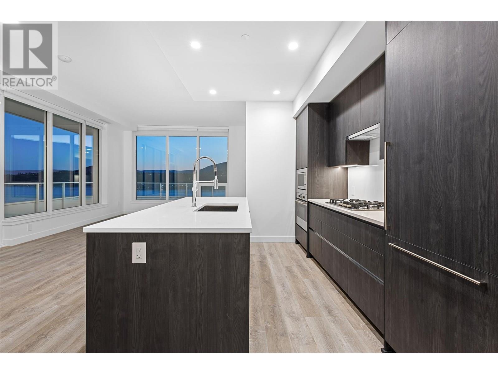 238 Leon Avenue Unit# 2207, Kelowna, BC - Indoor Photo Showing Kitchen With Upgraded Kitchen