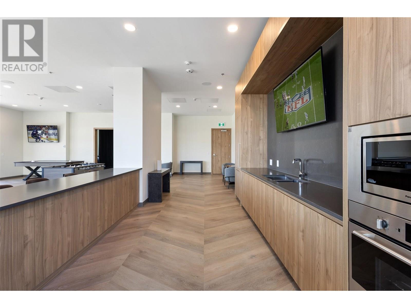 238 Leon Avenue Unit# 2207, Kelowna, BC - Indoor Photo Showing Kitchen
