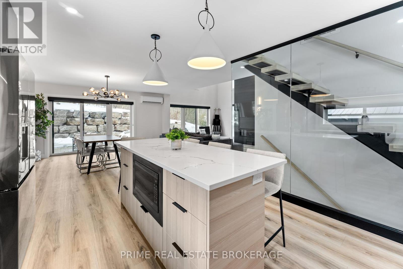 35 Walker Street, Lambton Shores (Grand Bend), ON - Indoor Photo Showing Kitchen With Upgraded Kitchen