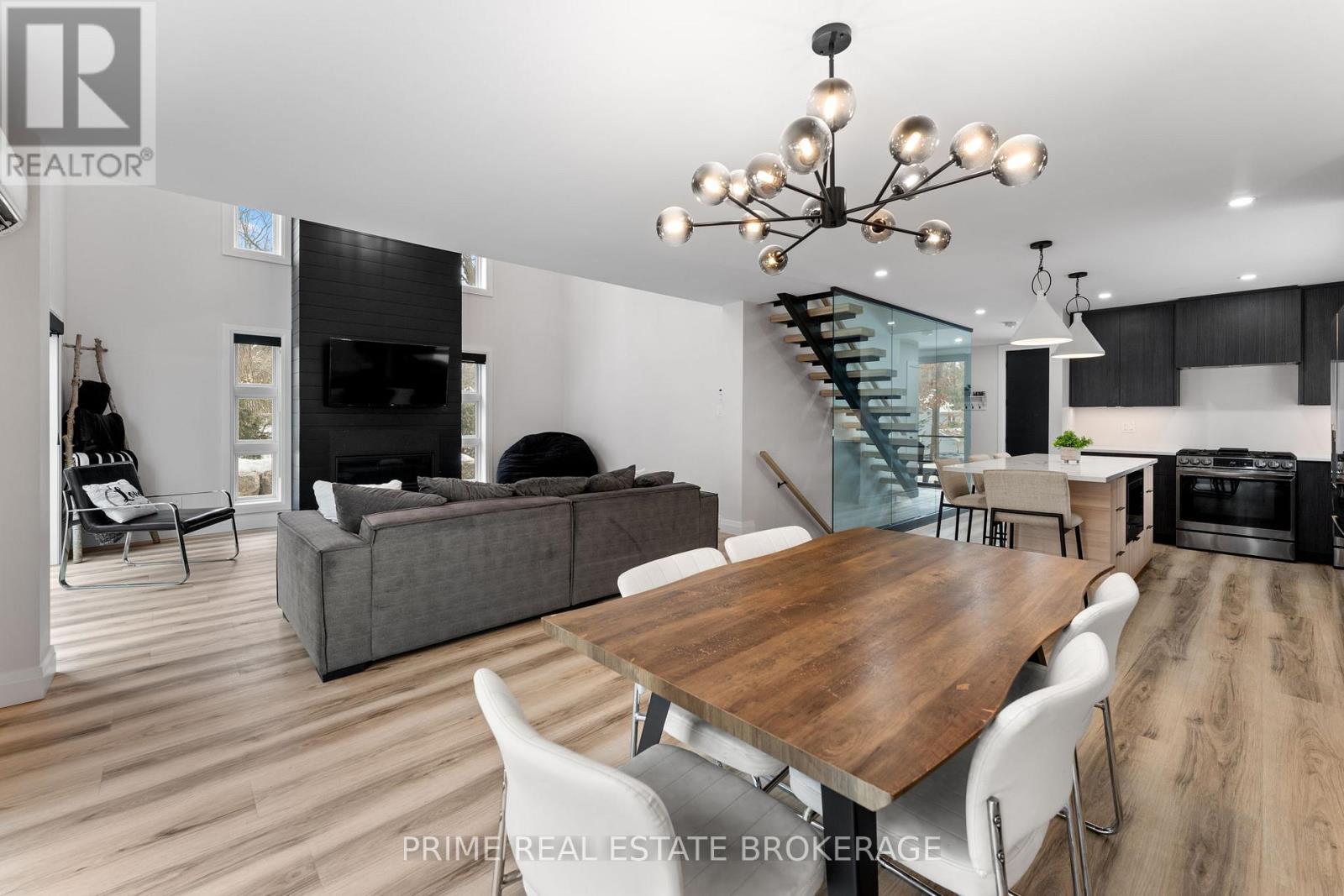 35 Walker Street, Lambton Shores (Grand Bend), ON - Indoor Photo Showing Dining Room
