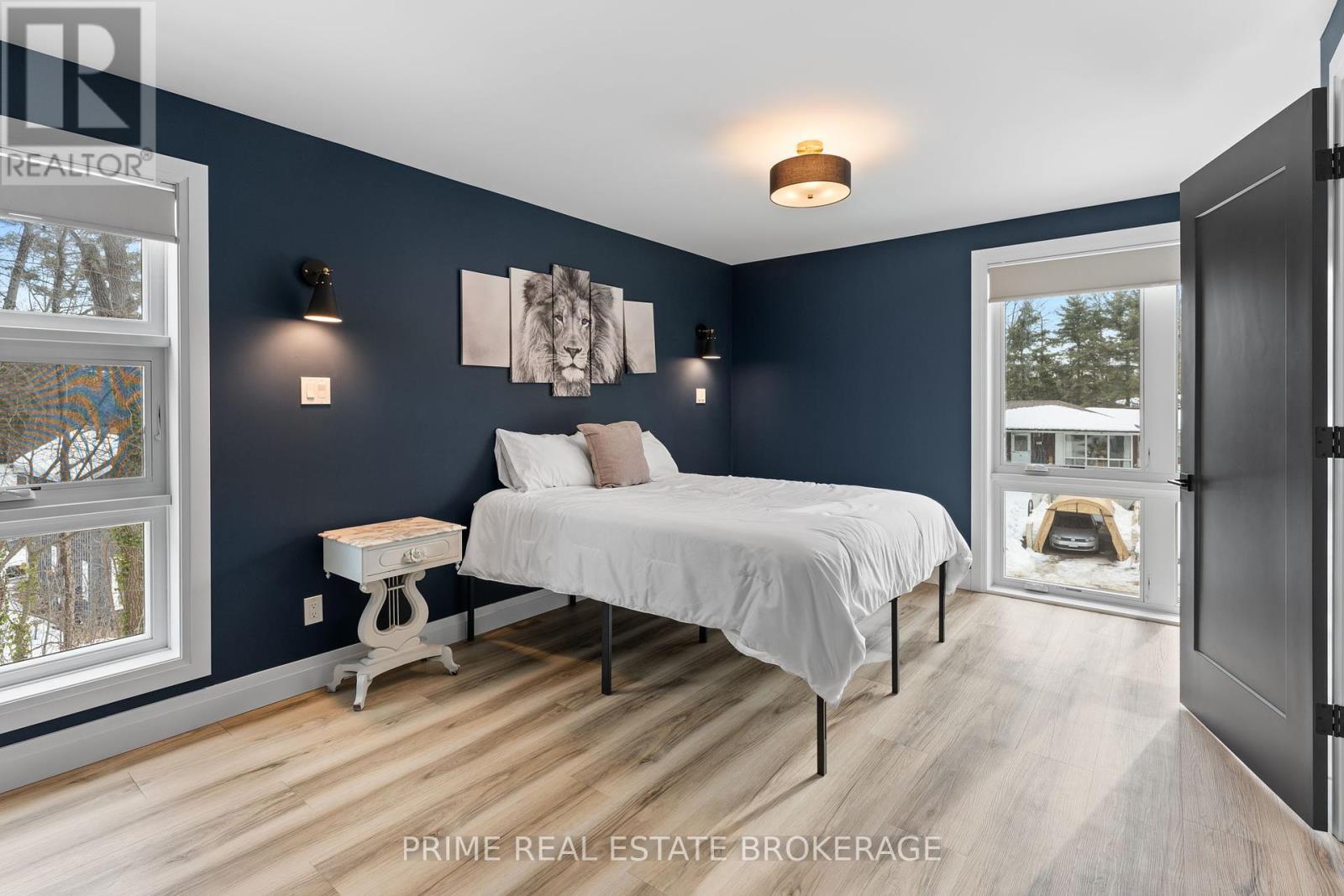 35 Walker Street, Lambton Shores (Grand Bend), ON - Indoor Photo Showing Bedroom