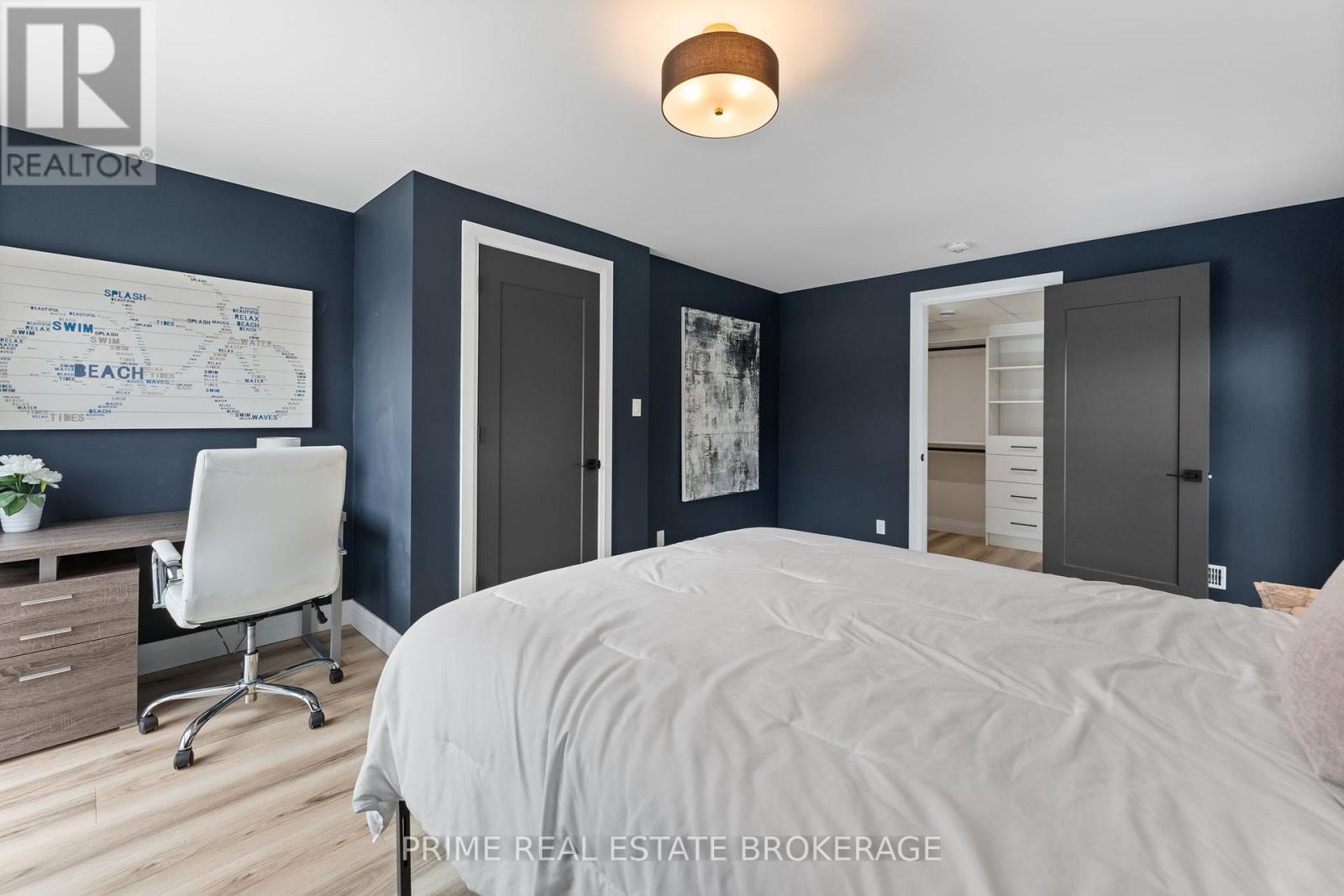 35 Walker Street, Lambton Shores (Grand Bend), ON - Indoor Photo Showing Bedroom