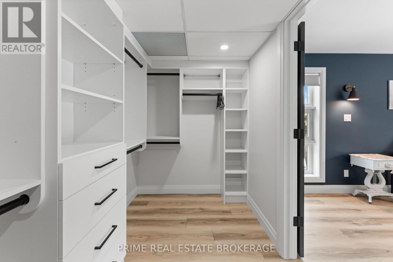 35 Walker Street, Lambton Shores (Grand Bend), ON - Indoor