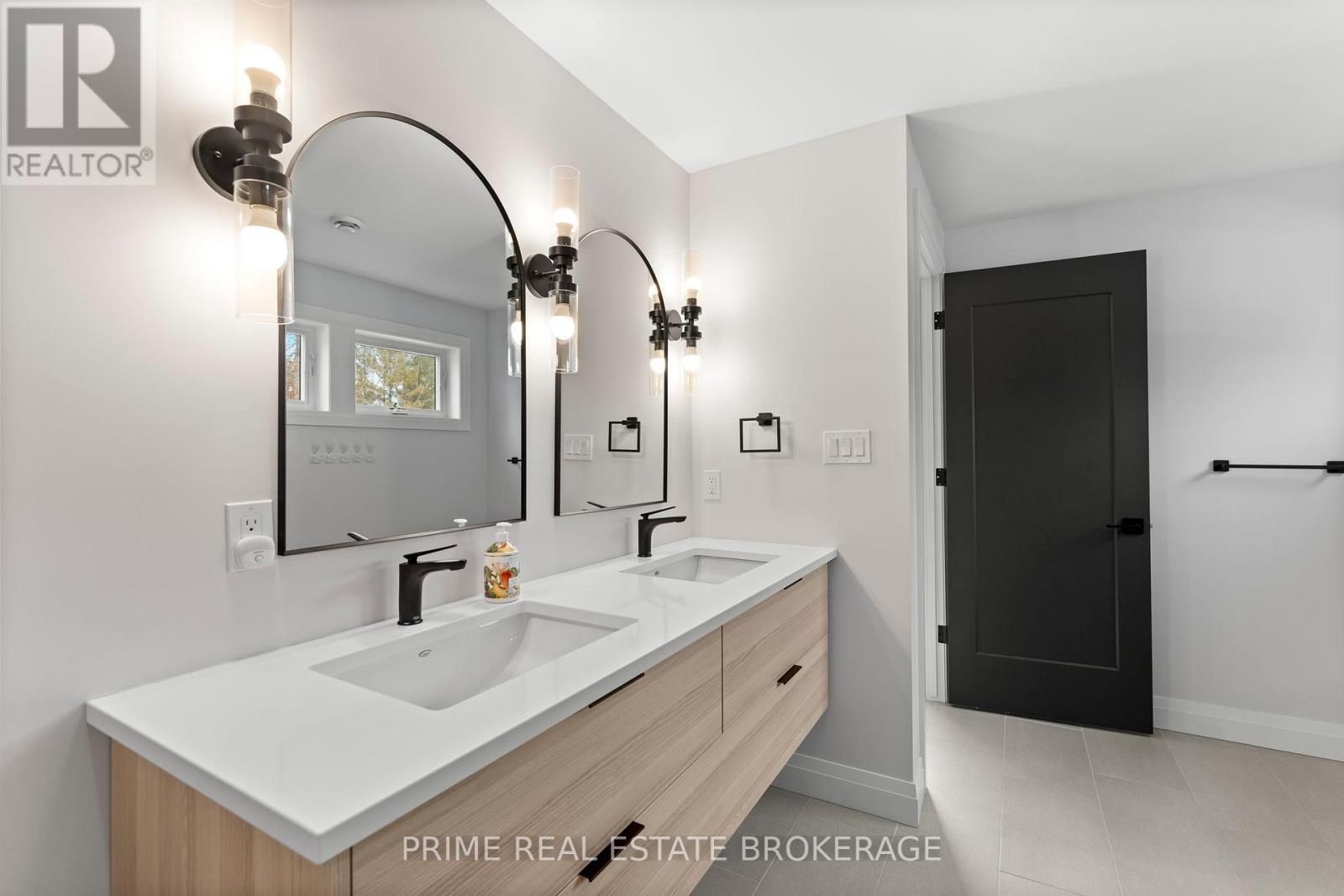 35 Walker Street, Lambton Shores (Grand Bend), ON - Indoor Photo Showing Bathroom