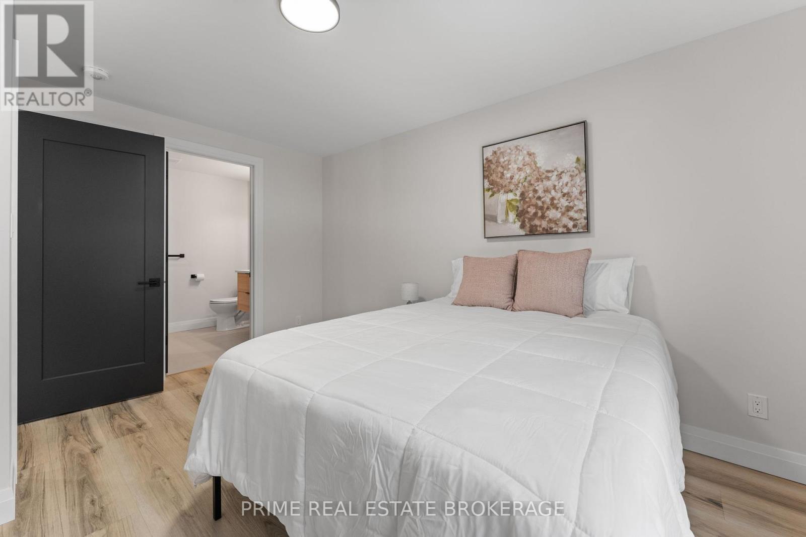 35 Walker Street, Lambton Shores (Grand Bend), ON - Indoor Photo Showing Bedroom