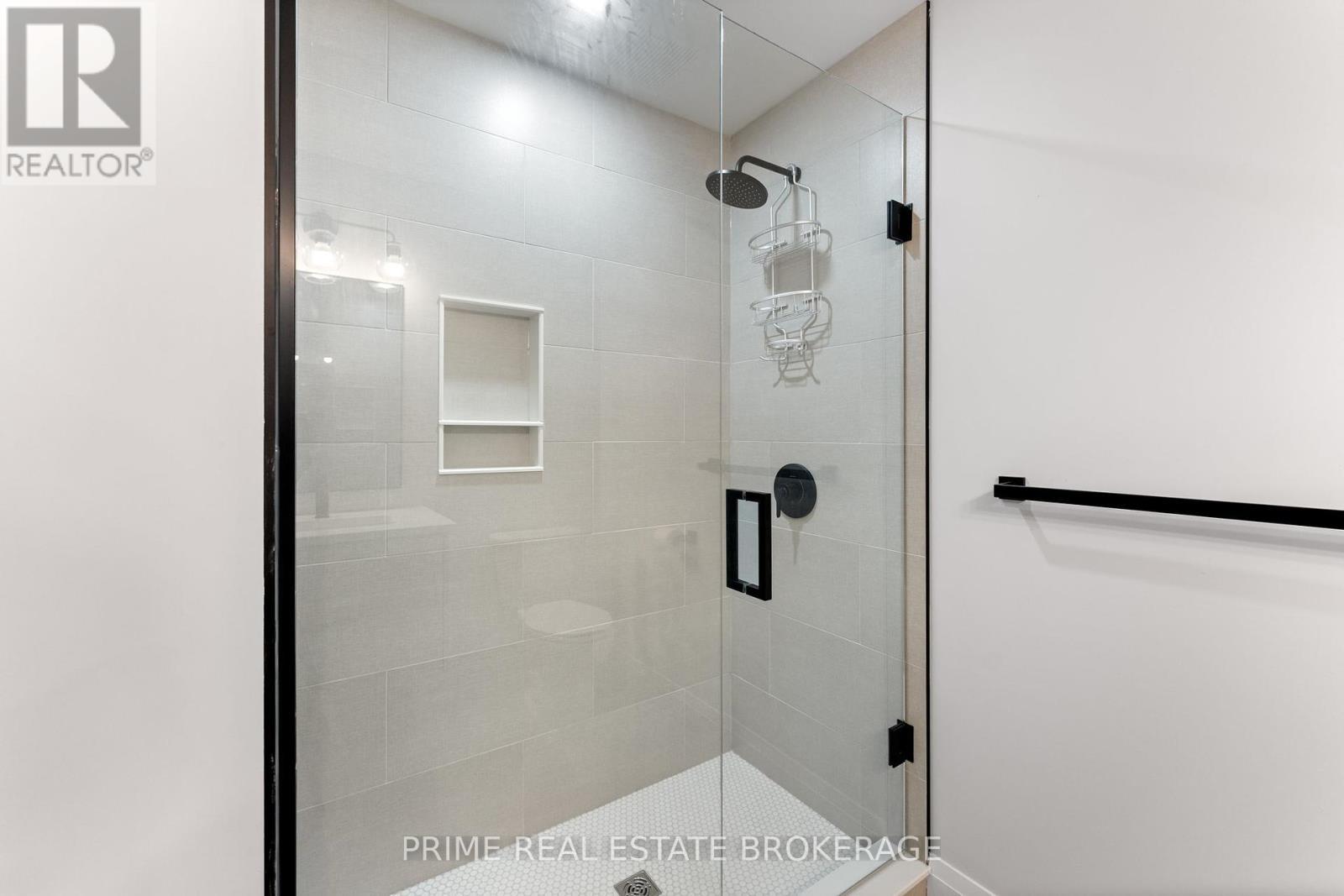 35 Walker Street, Lambton Shores (Grand Bend), ON - Indoor Photo Showing Bathroom