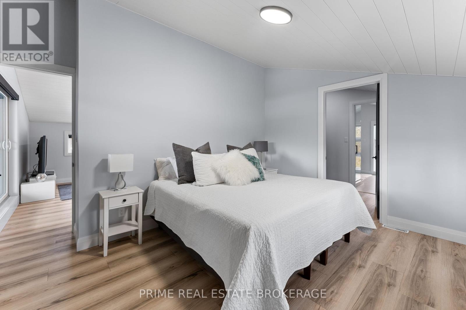 35 Walker Street, Lambton Shores (Grand Bend), ON - Indoor Photo Showing Bedroom
