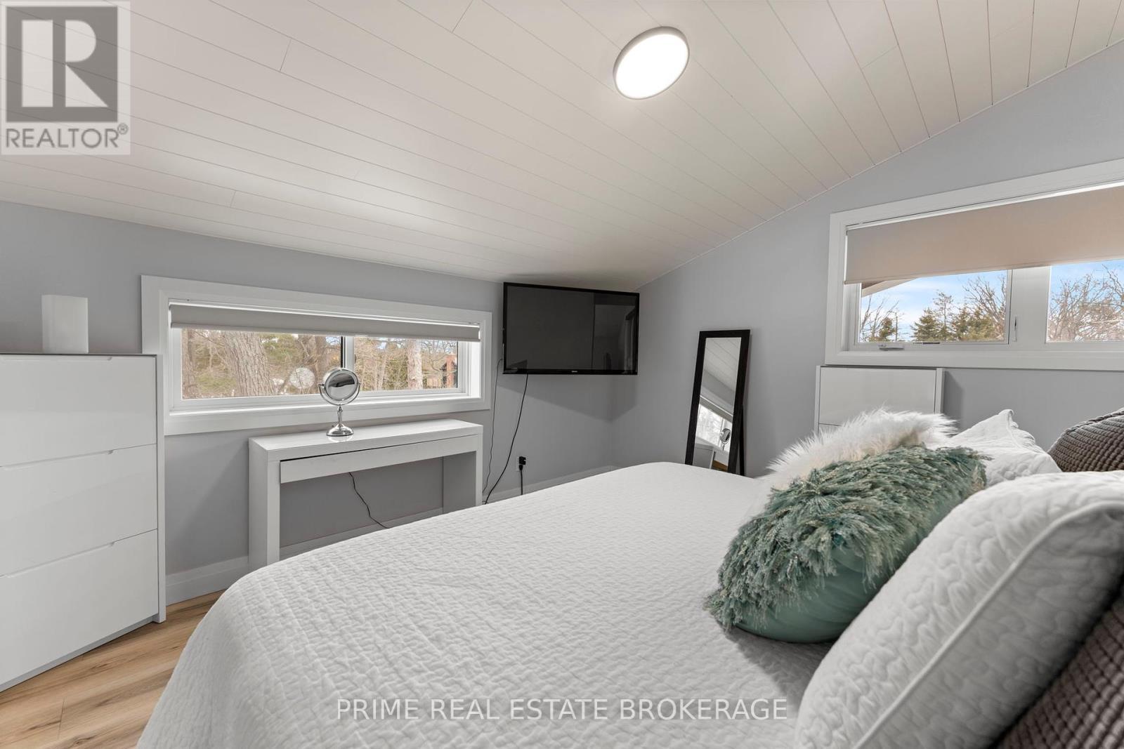 35 Walker Street, Lambton Shores (Grand Bend), ON - Indoor Photo Showing Bedroom