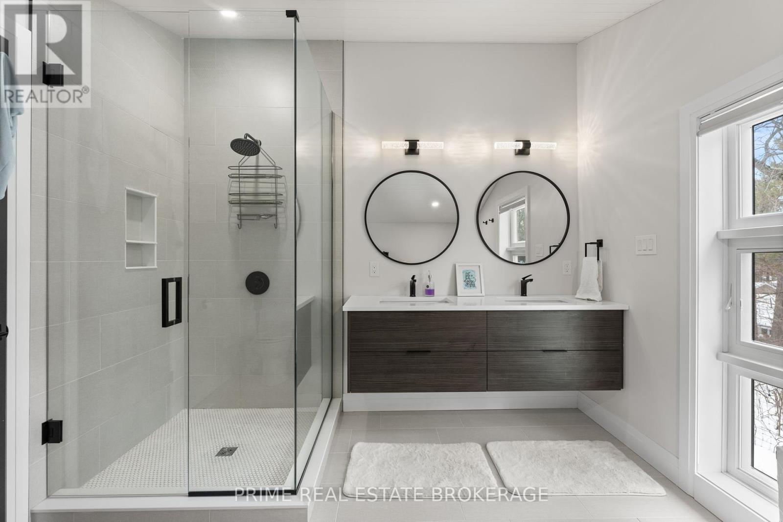 35 Walker Street, Lambton Shores (Grand Bend), ON - Indoor Photo Showing Bathroom