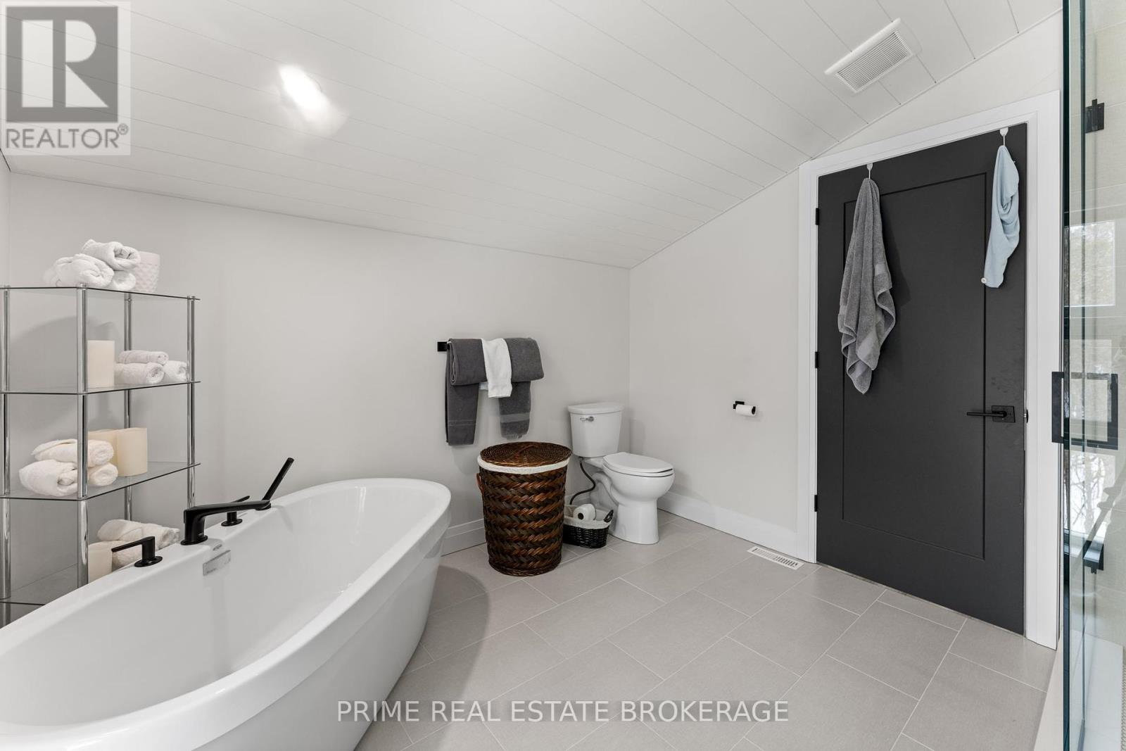 35 Walker Street, Lambton Shores (Grand Bend), ON - Indoor Photo Showing Bathroom