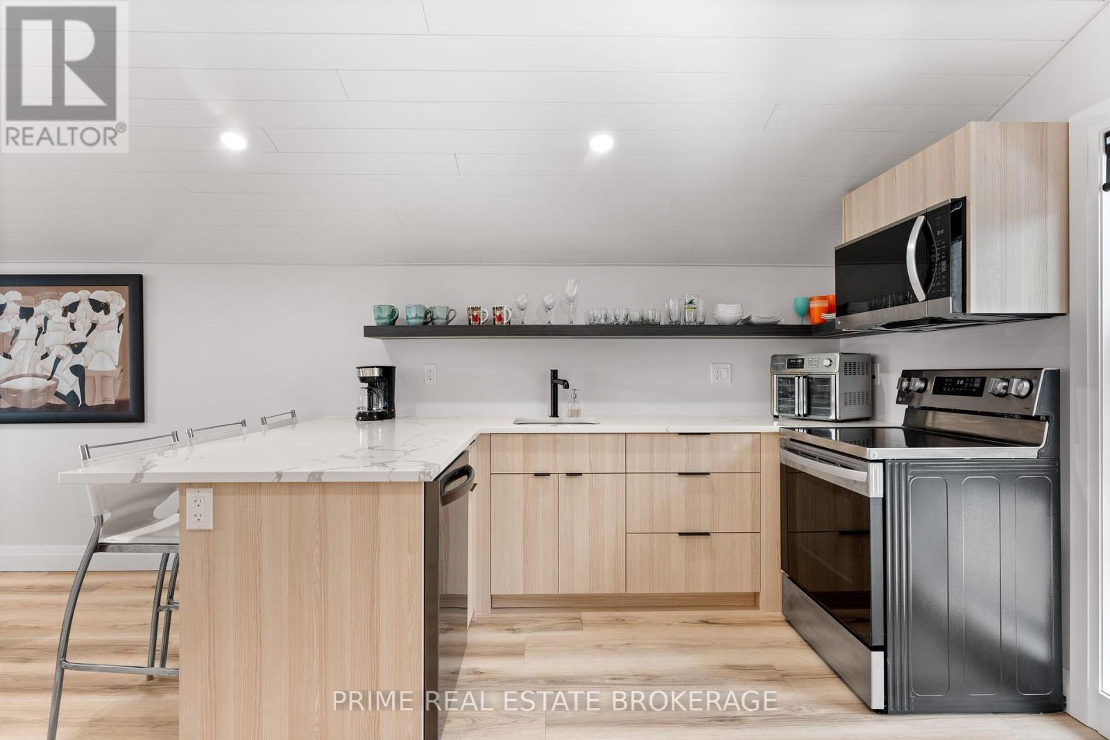 35 Walker Street, Lambton Shores (Grand Bend), ON - Indoor Photo Showing Kitchen