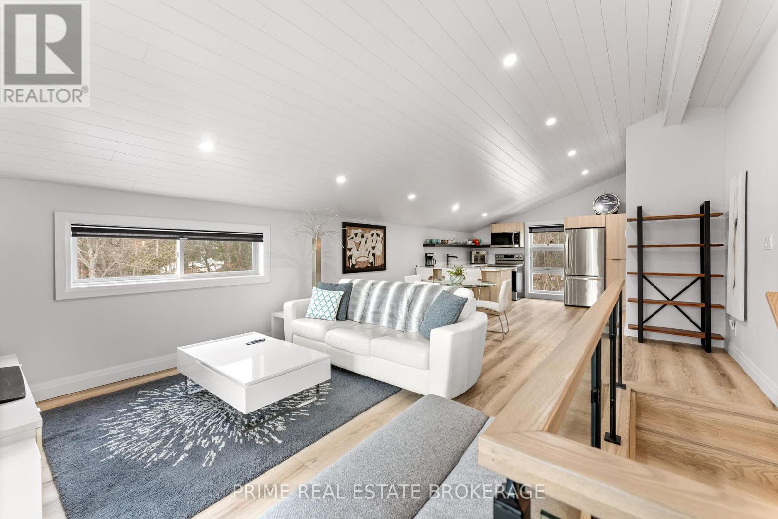 35 Walker Street, Lambton Shores (Grand Bend), ON - Indoor Photo Showing Living Room