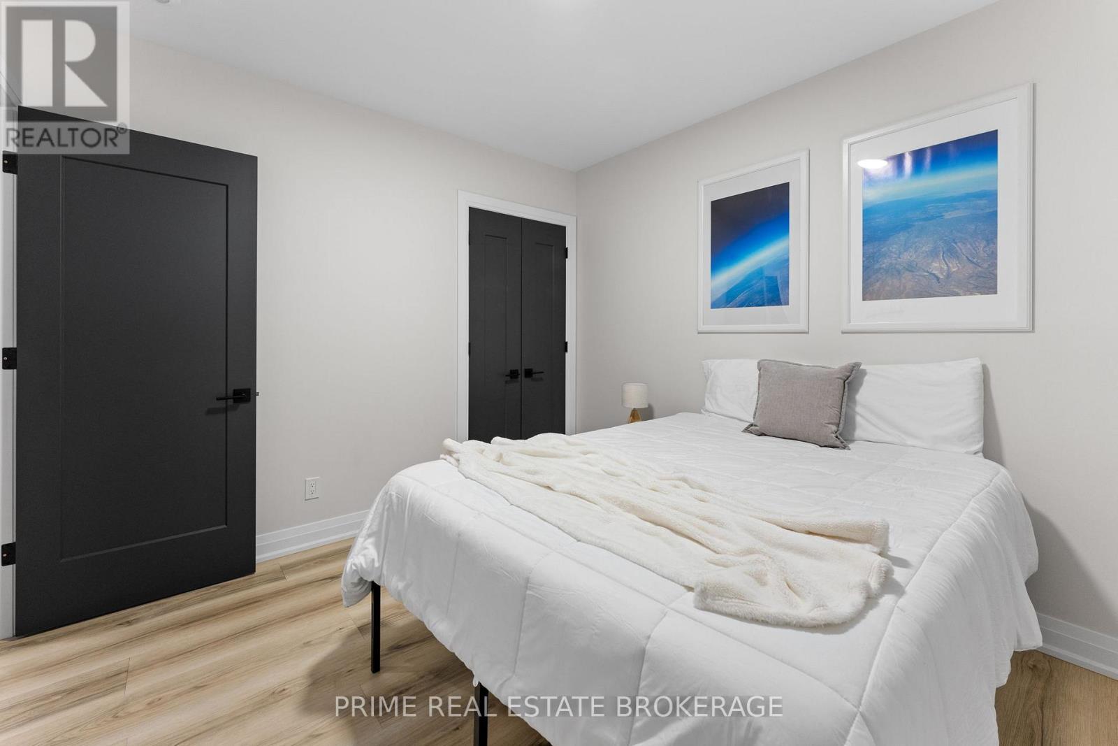 35 Walker Street, Lambton Shores (Grand Bend), ON - Indoor Photo Showing Bedroom