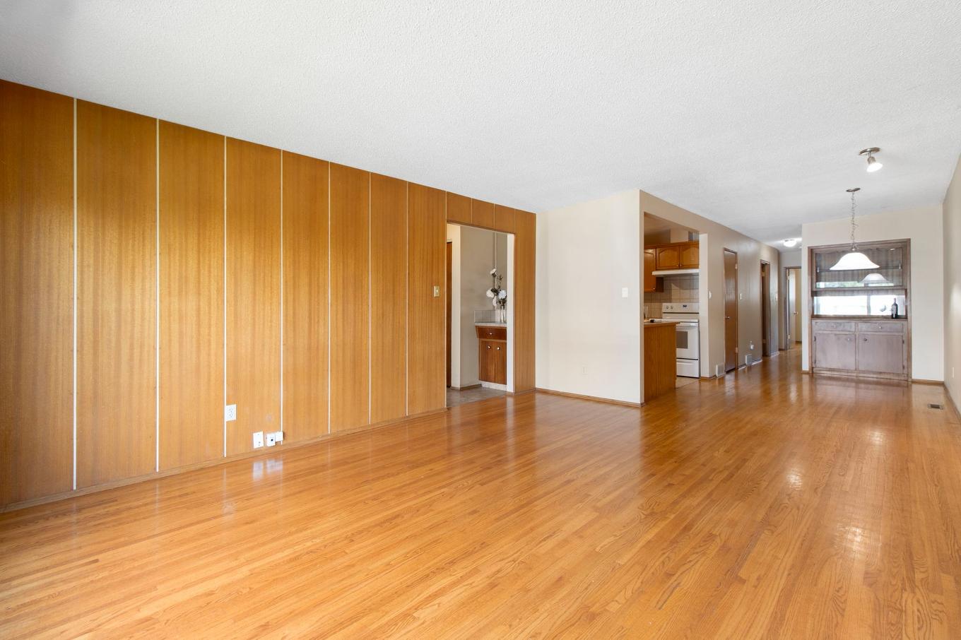 Calgary, AB - Indoor Photo Showing Other Room