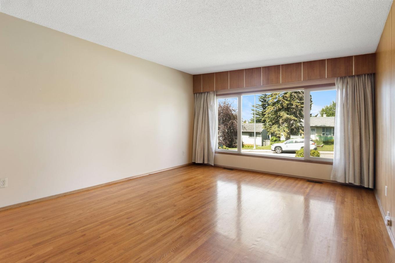 Calgary, AB - Indoor Photo Showing Other Room