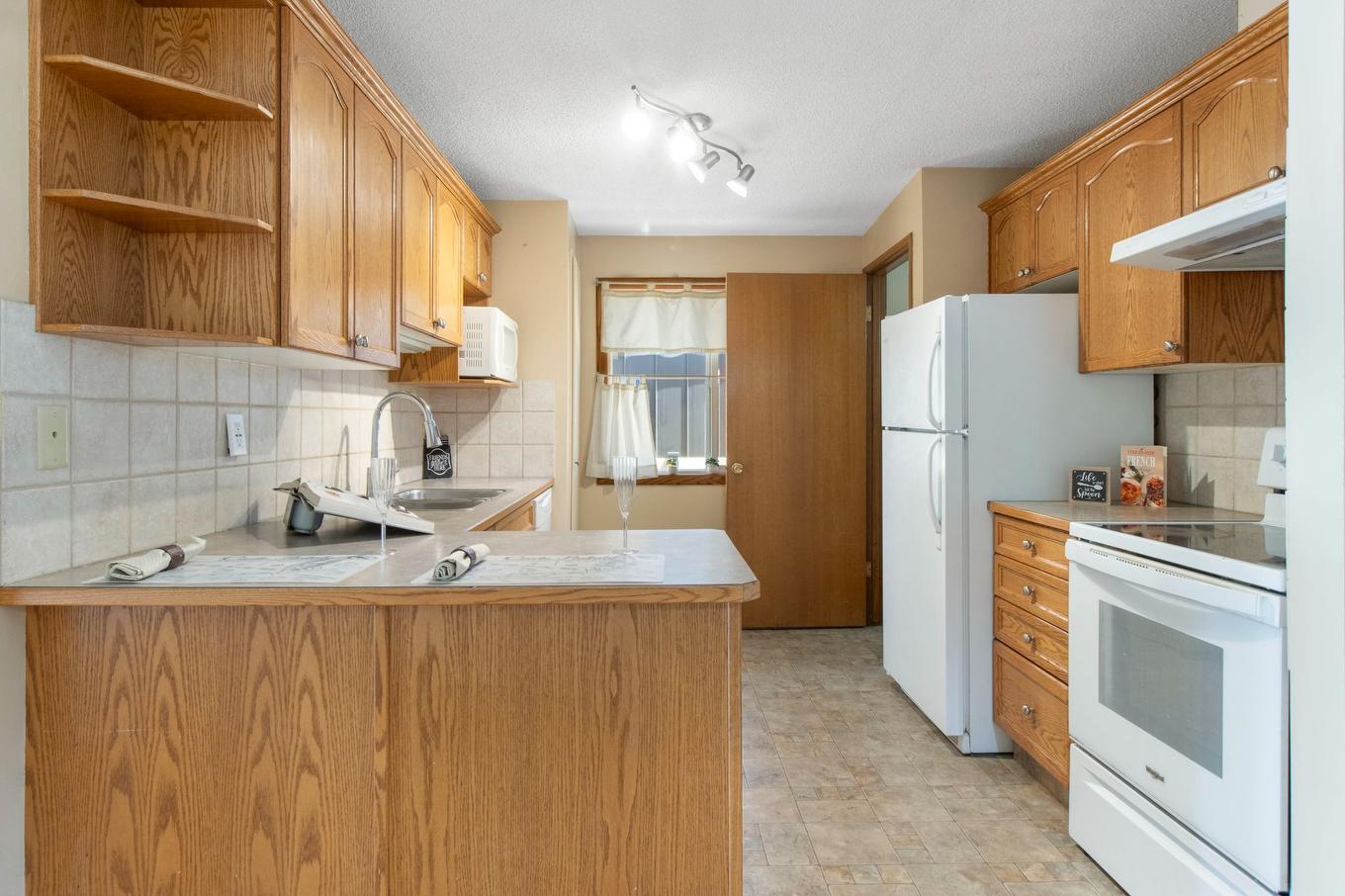 Calgary, AB - Indoor Photo Showing Kitchen