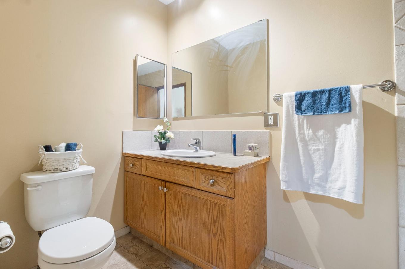 Calgary, AB - Indoor Photo Showing Bathroom