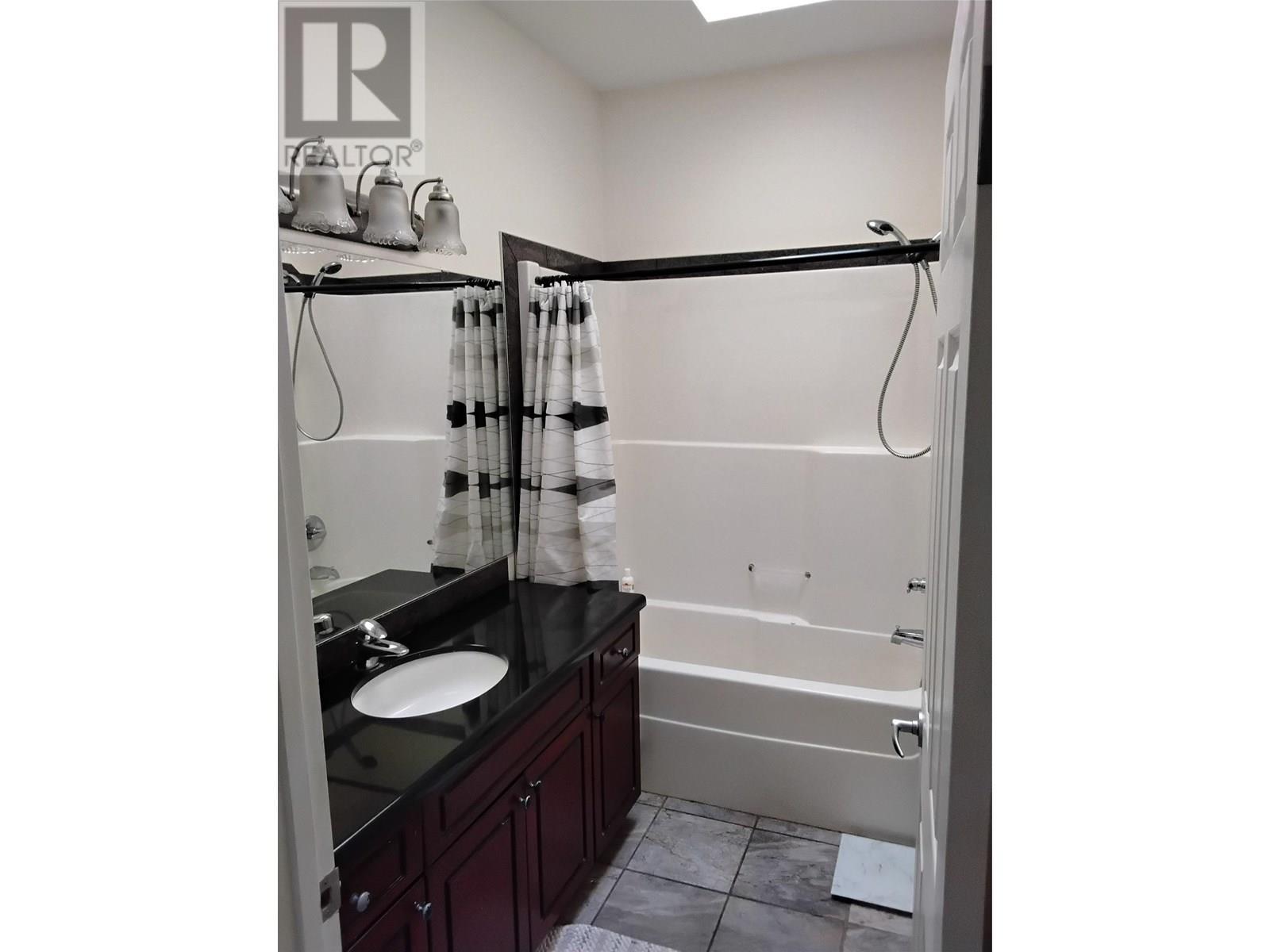 453 13Th Avenue, Invermere, BC - Indoor Photo Showing Bathroom