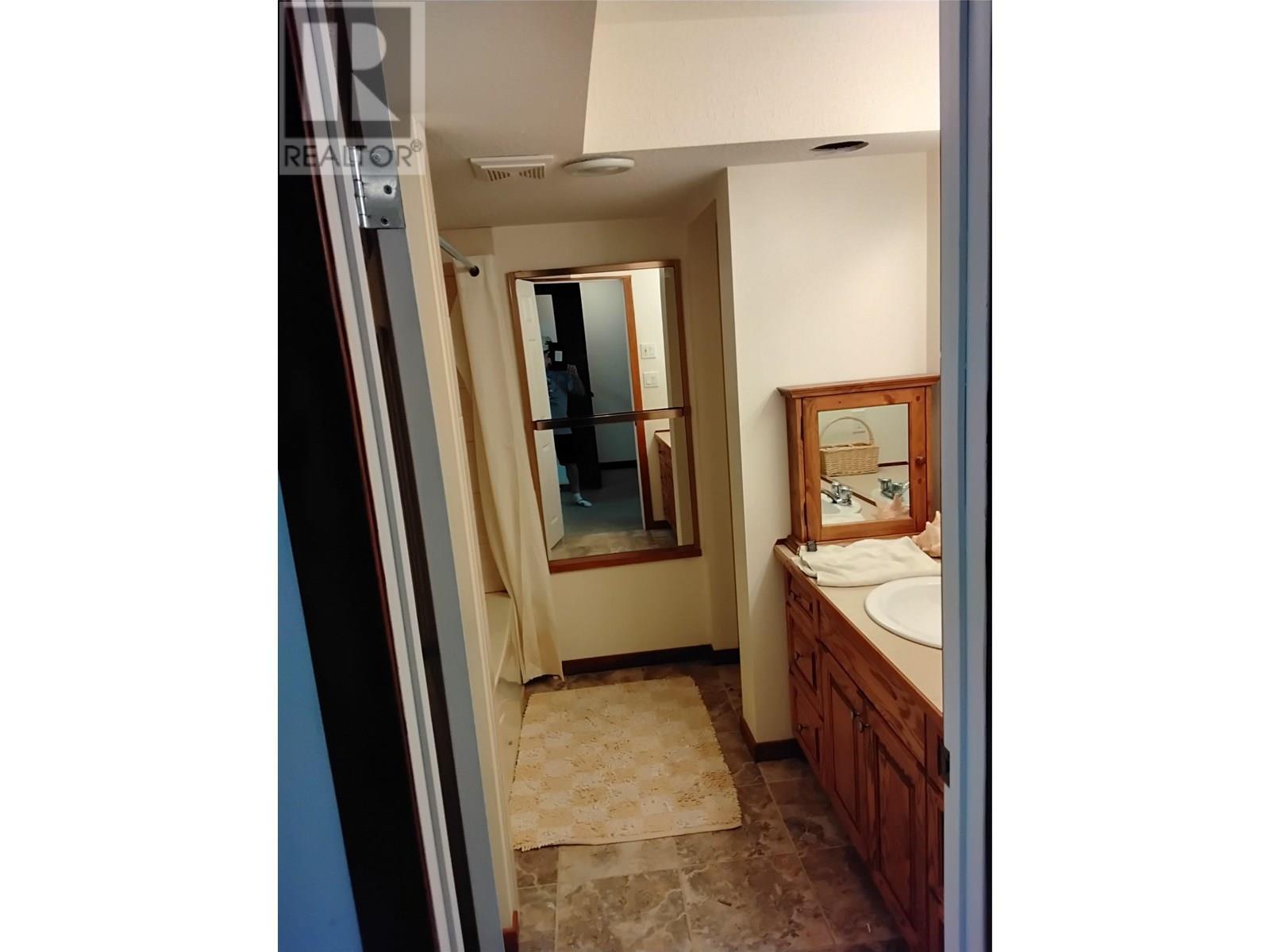 453 13Th Avenue, Invermere, BC - Indoor Photo Showing Bathroom