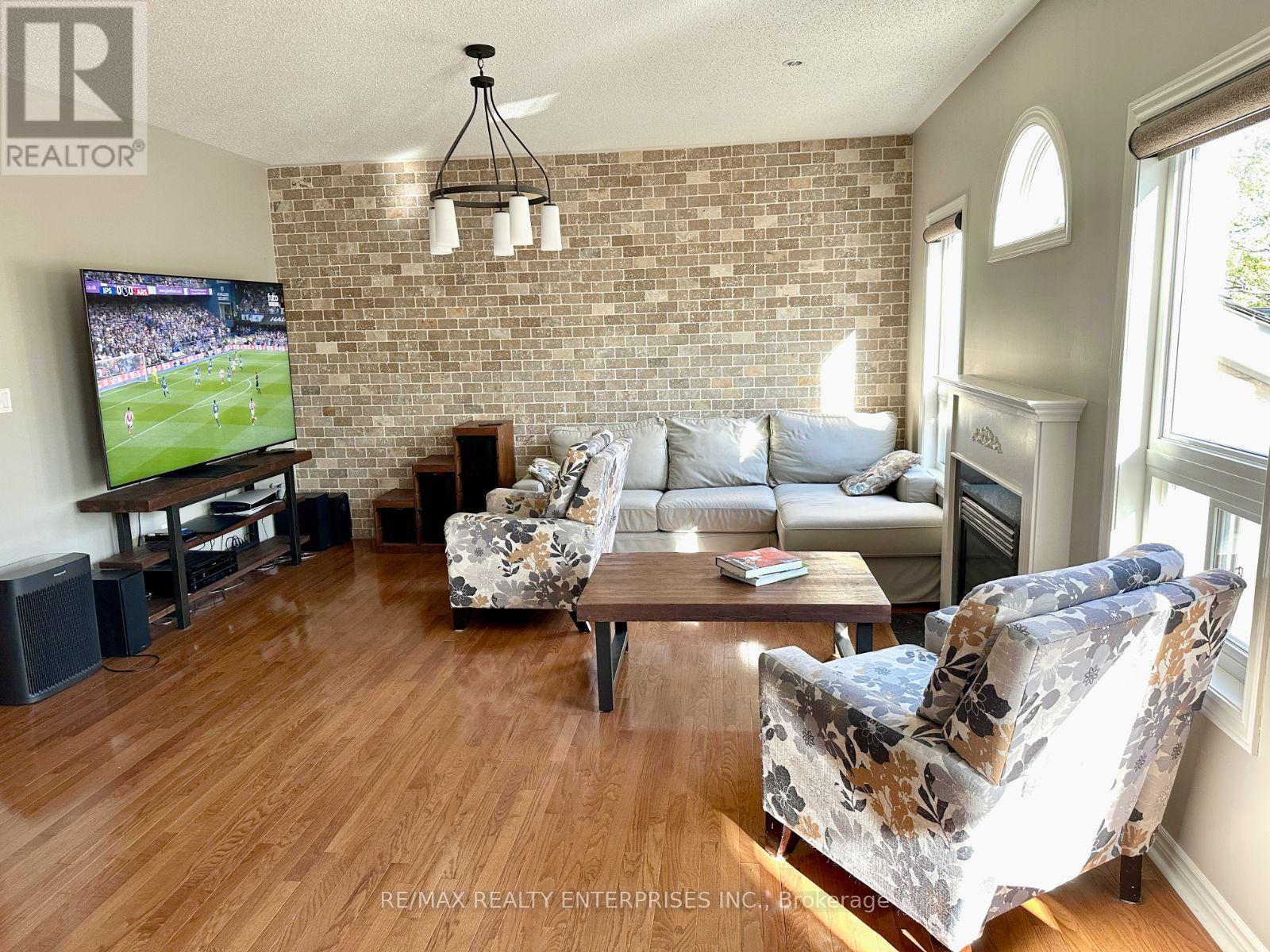 2429 Whitehorn Drive, Burlington, ON - Indoor Photo Showing Living Room