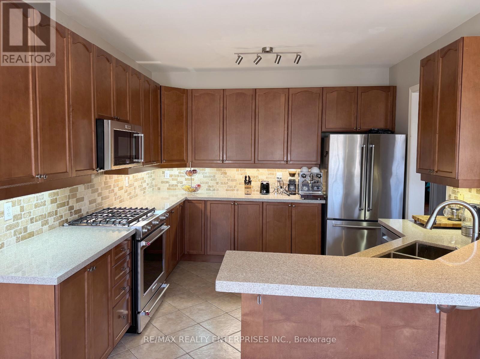 2429 Whitehorn Drive, Burlington, ON - Indoor Photo Showing Kitchen With Double Sink With Upgraded Kitchen