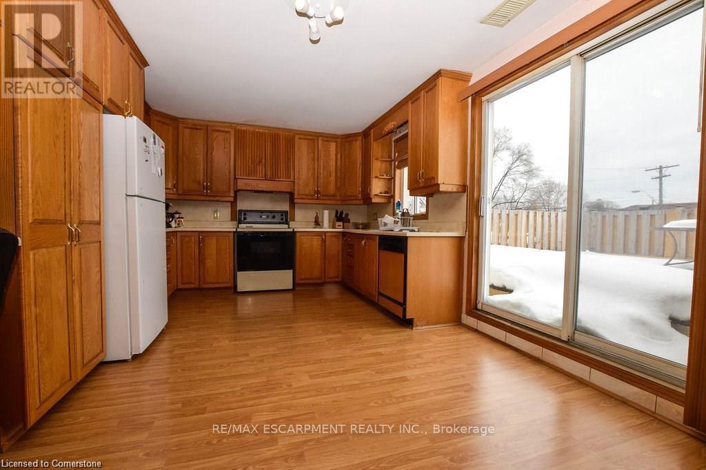 120 Parkdale Avenue N, Hamilton, ON - Indoor Photo Showing Other Room