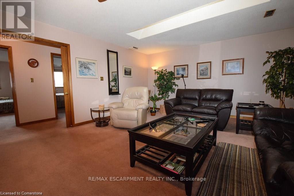 Office - 120 Parkdale Avenue N, Hamilton, ON - Indoor