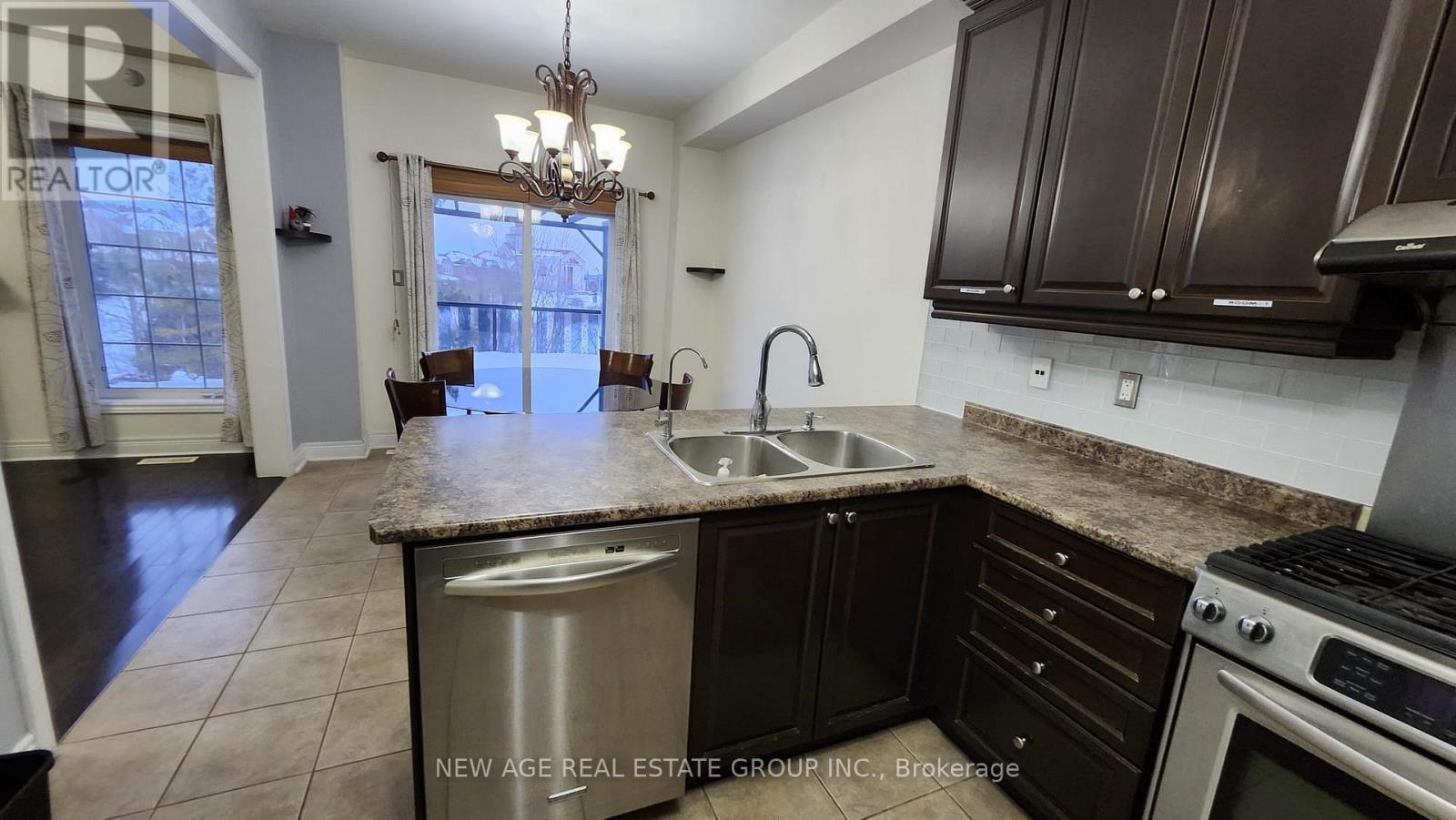 2 - 80 Tatra Crescent, Brampton, ON - Indoor Photo Showing Kitchen With Double Sink