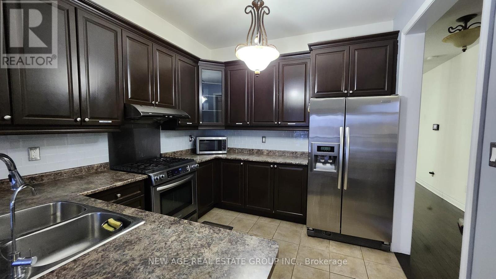 2 - 80 Tatra Crescent, Brampton, ON - Indoor Photo Showing Kitchen With Double Sink