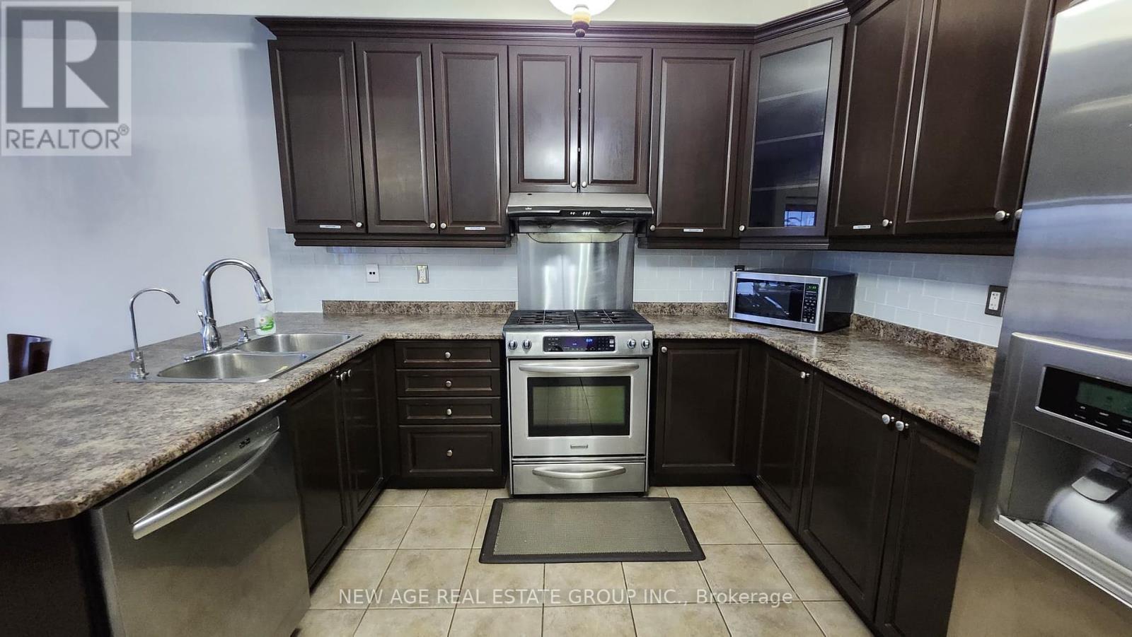 2 - 80 Tatra Crescent, Brampton, ON - Indoor Photo Showing Kitchen With Double Sink