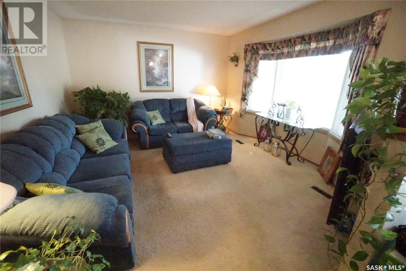 986 Garry Street N, Regina, SK - Indoor Photo Showing Living Room