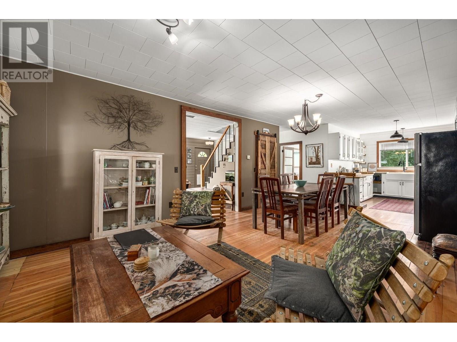 36 14Th Avenue, Lillooet, BC - Indoor Photo Showing Living Room