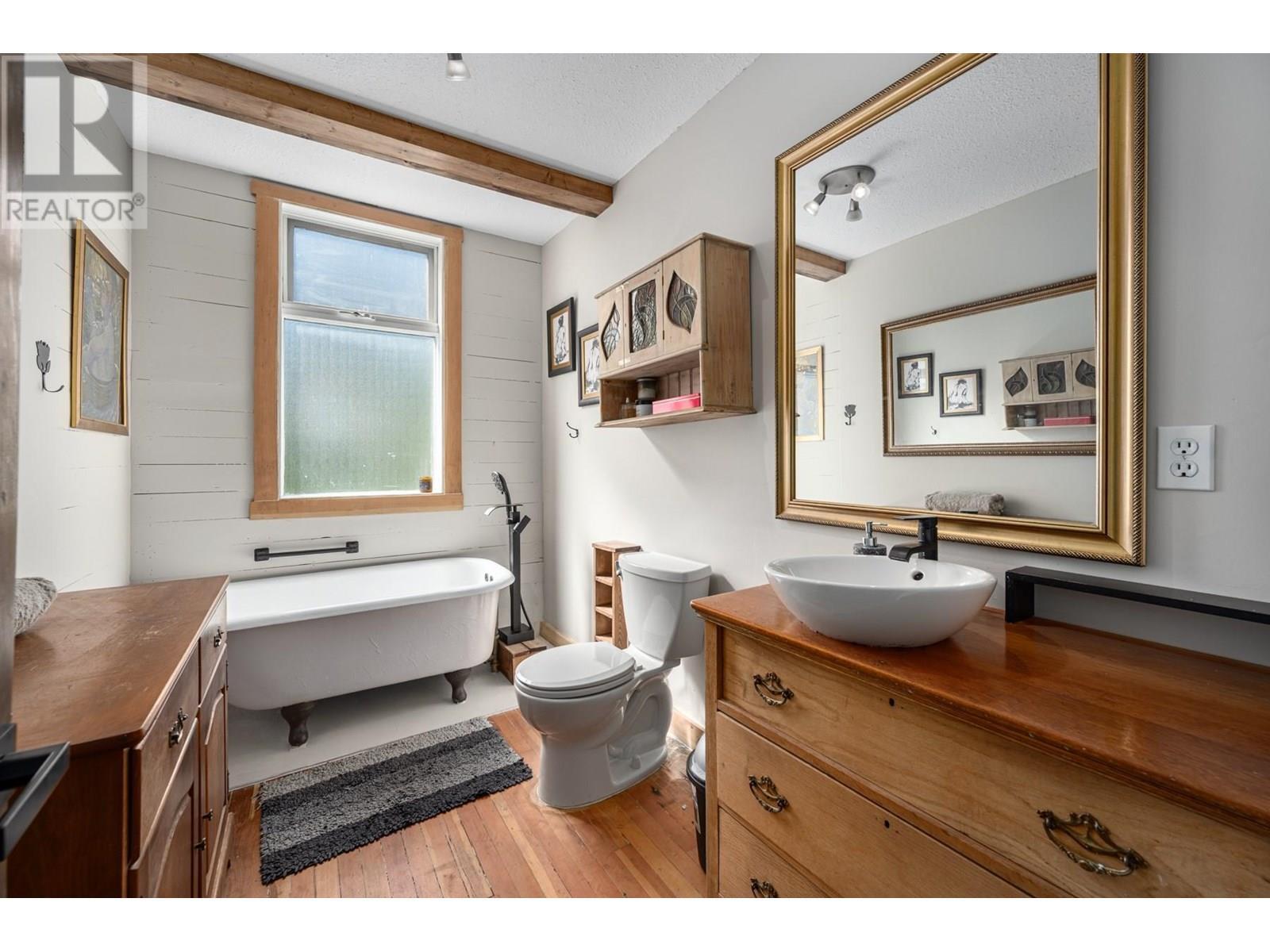 36 14Th Avenue, Lillooet, BC - Indoor Photo Showing Bathroom