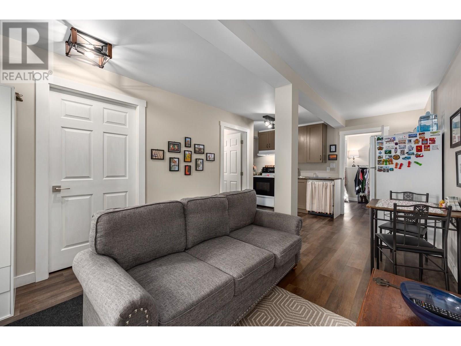 36 14Th Avenue, Lillooet, BC - Indoor Photo Showing Living Room