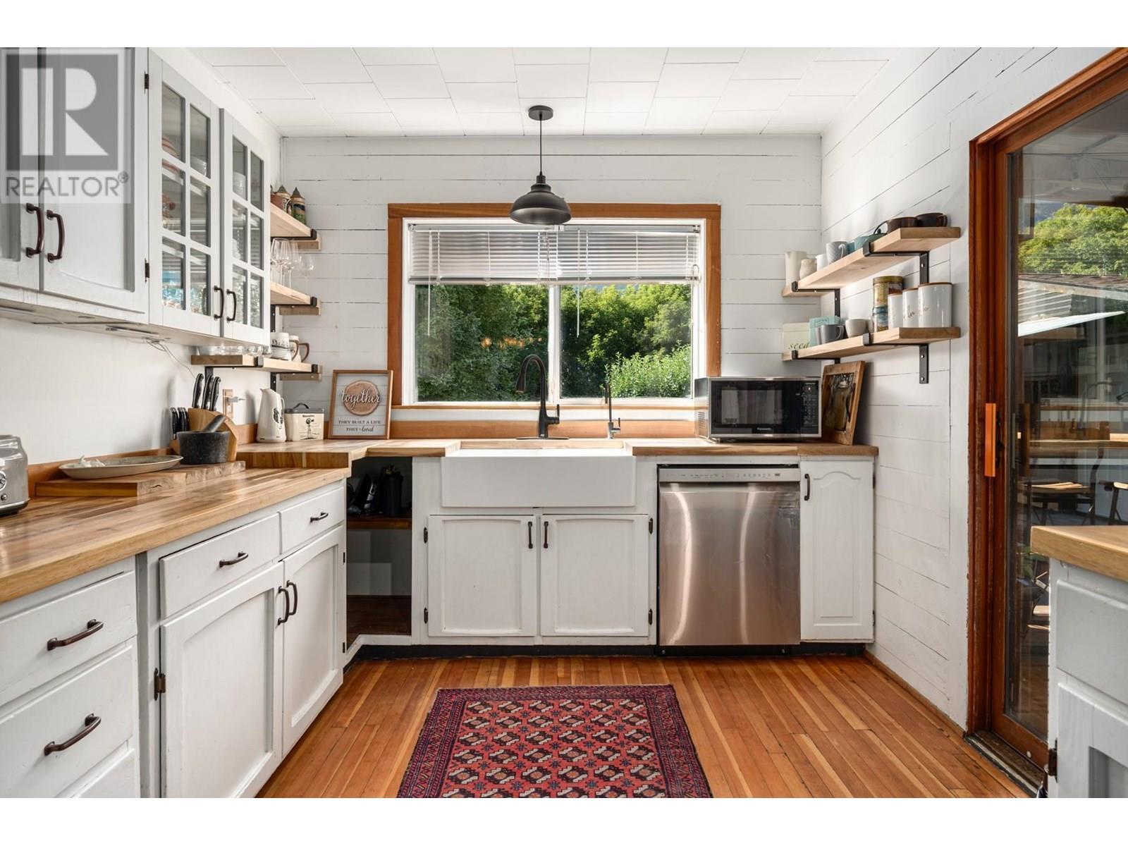 36 14Th Avenue, Lillooet, BC - Indoor Photo Showing Kitchen