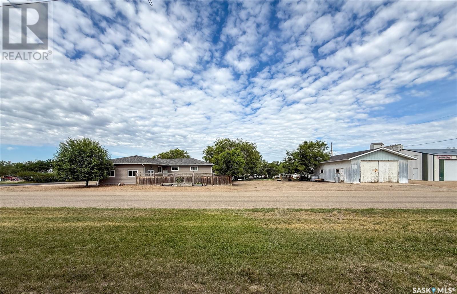223 2Nd Avenue E, Frontier, SK - Outdoor