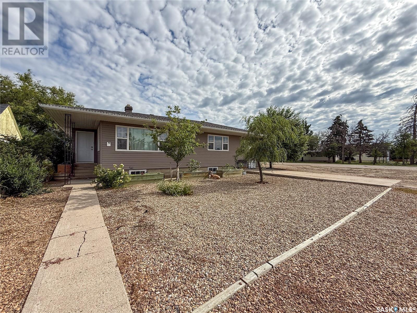 223 2Nd Avenue E, Frontier, SK - Outdoor