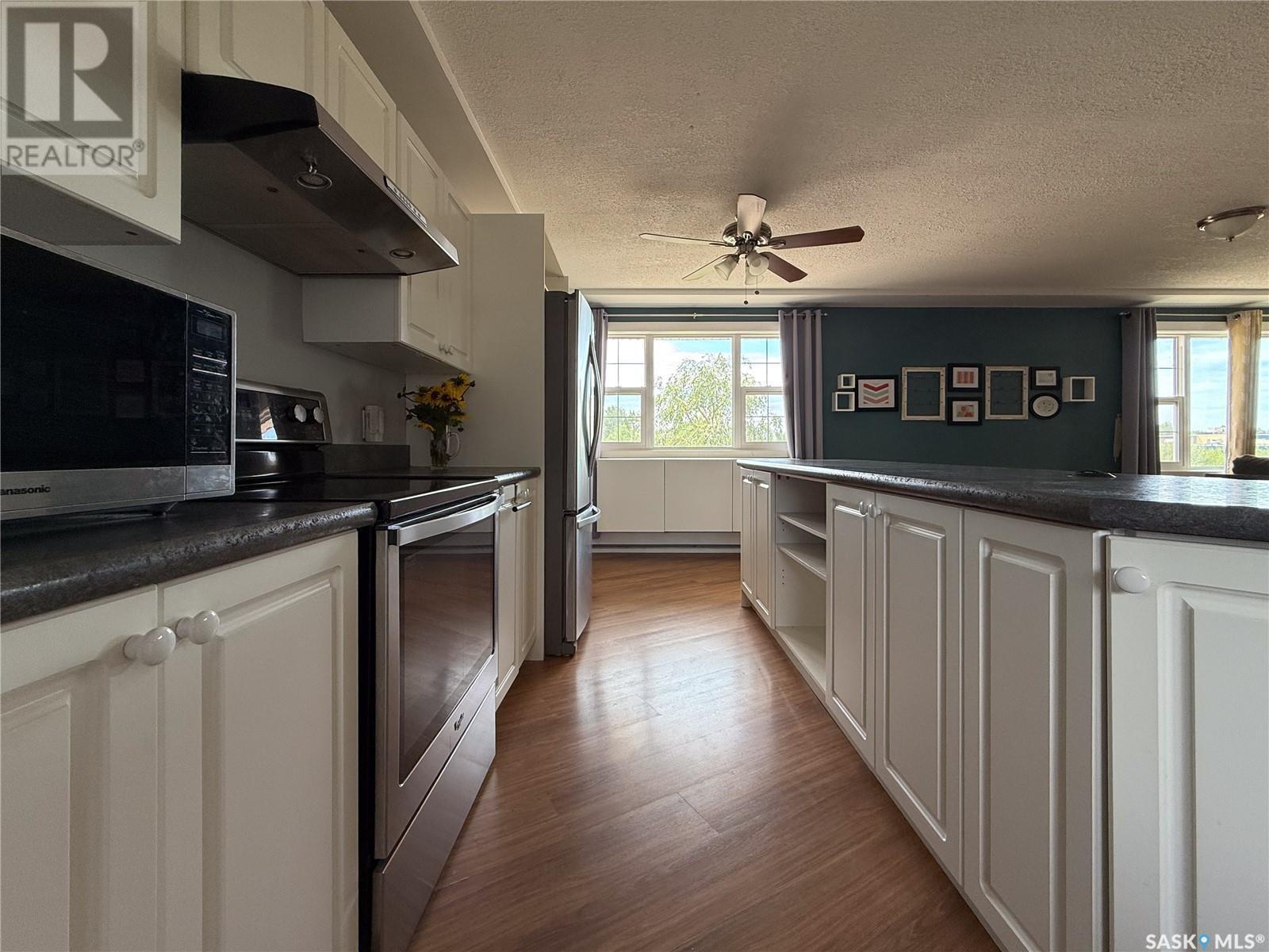 223 2Nd Avenue E, Frontier, SK - Indoor Photo Showing Kitchen