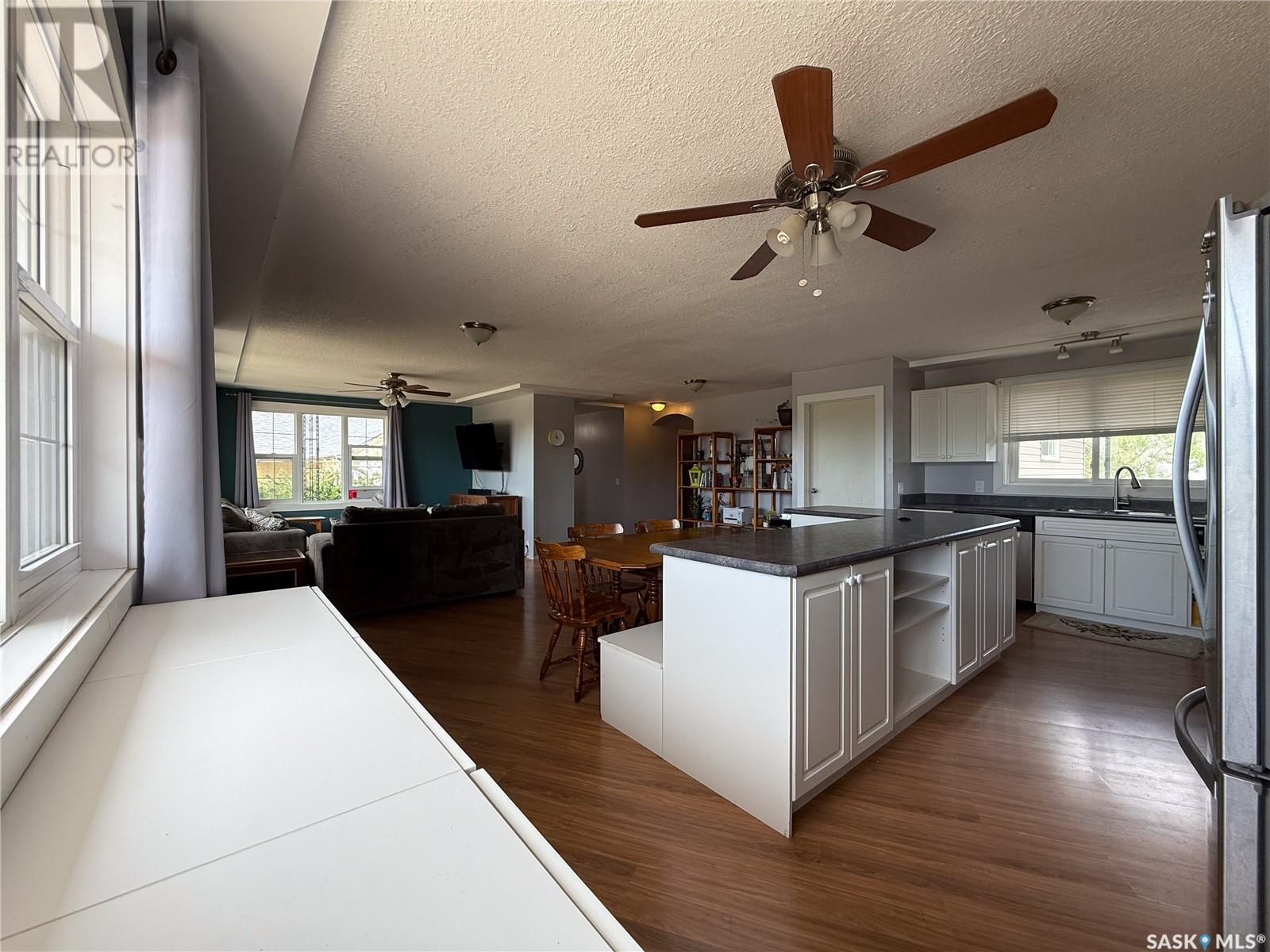 223 2Nd Avenue E, Frontier, SK - Indoor Photo Showing Kitchen