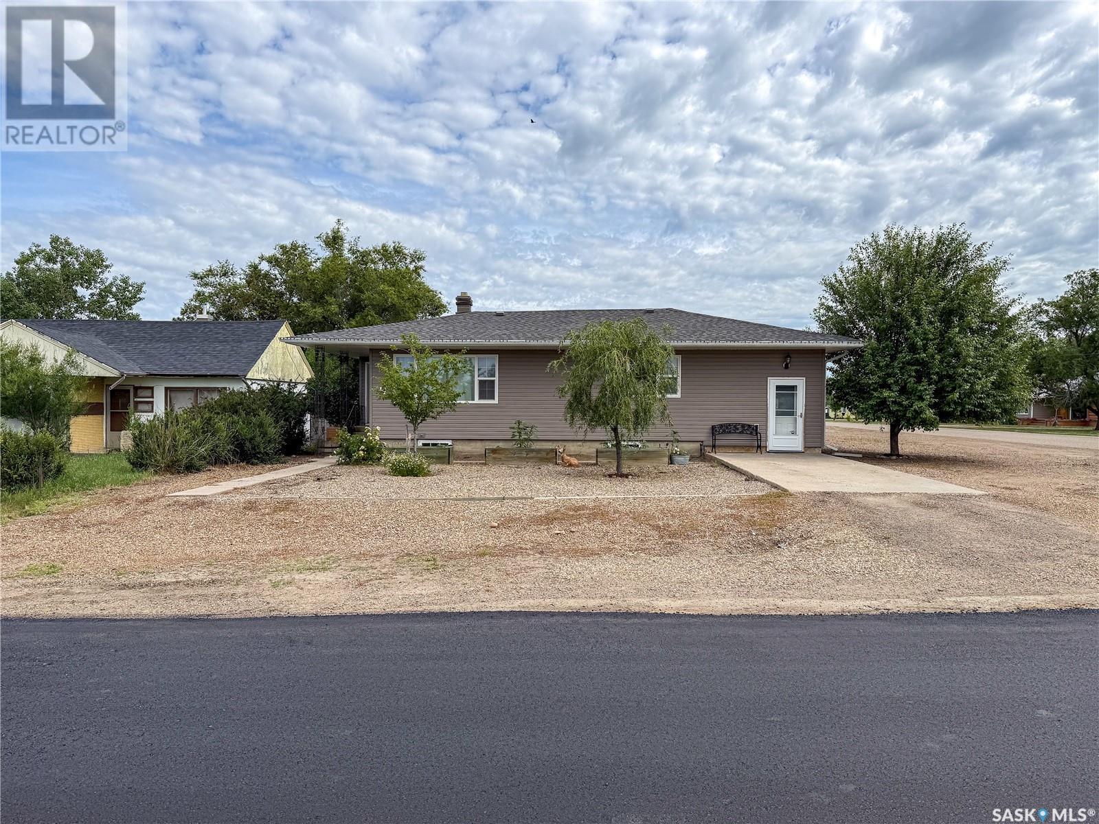 223 2Nd Avenue E, Frontier, SK - Outdoor