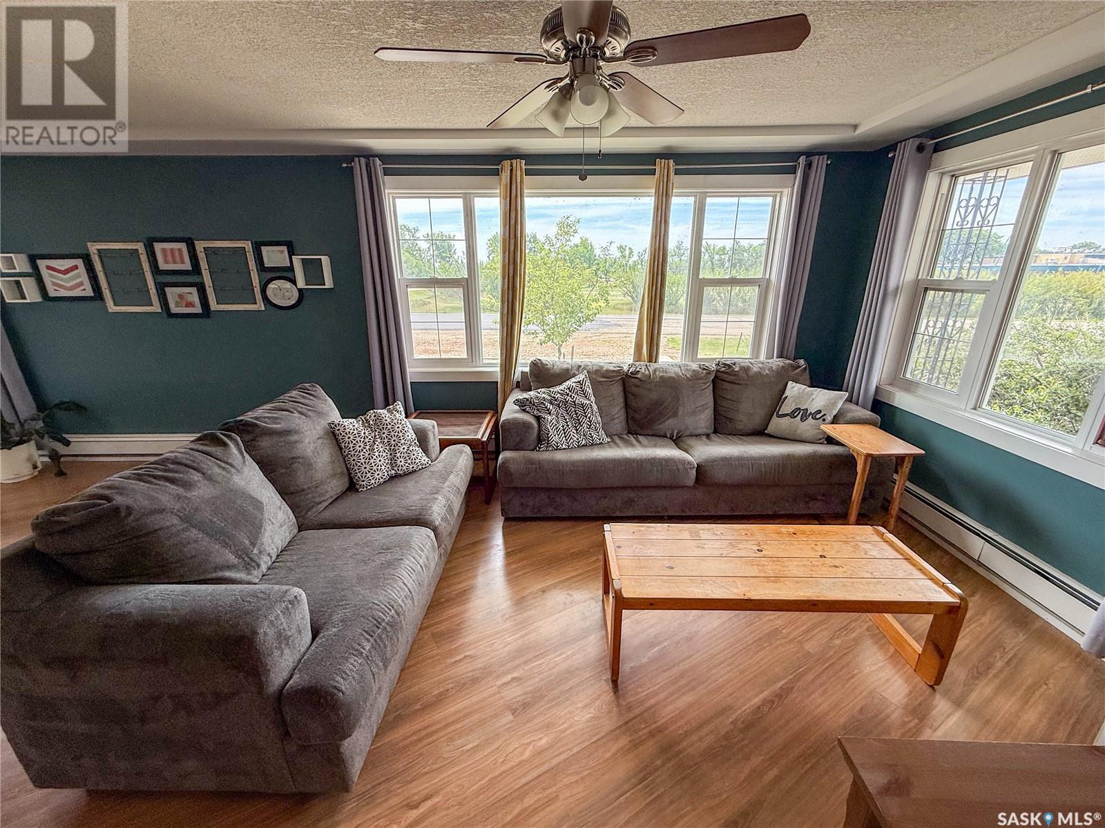 223 2Nd Avenue E, Frontier, SK - Indoor Photo Showing Living Room