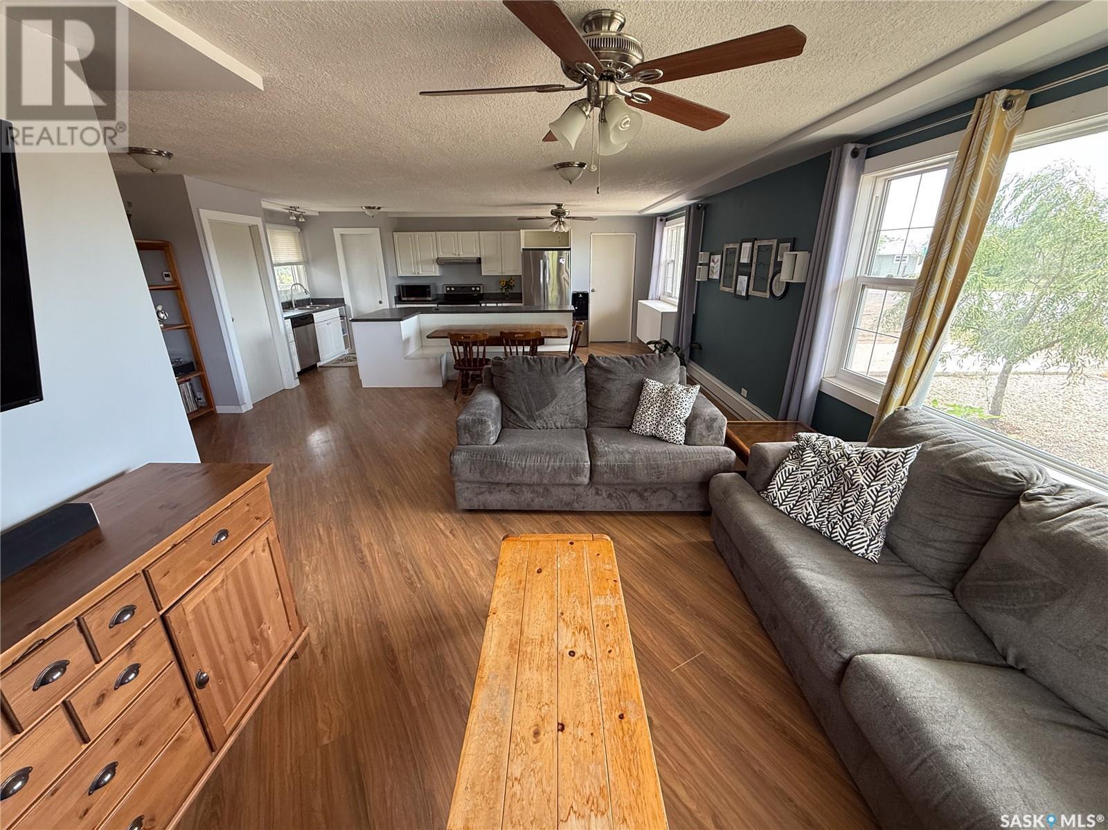 223 2Nd Avenue E, Frontier, SK - Indoor Photo Showing Living Room