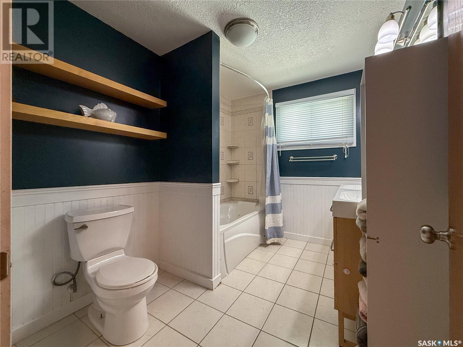 223 2Nd Avenue E, Frontier, SK - Indoor Photo Showing Bathroom