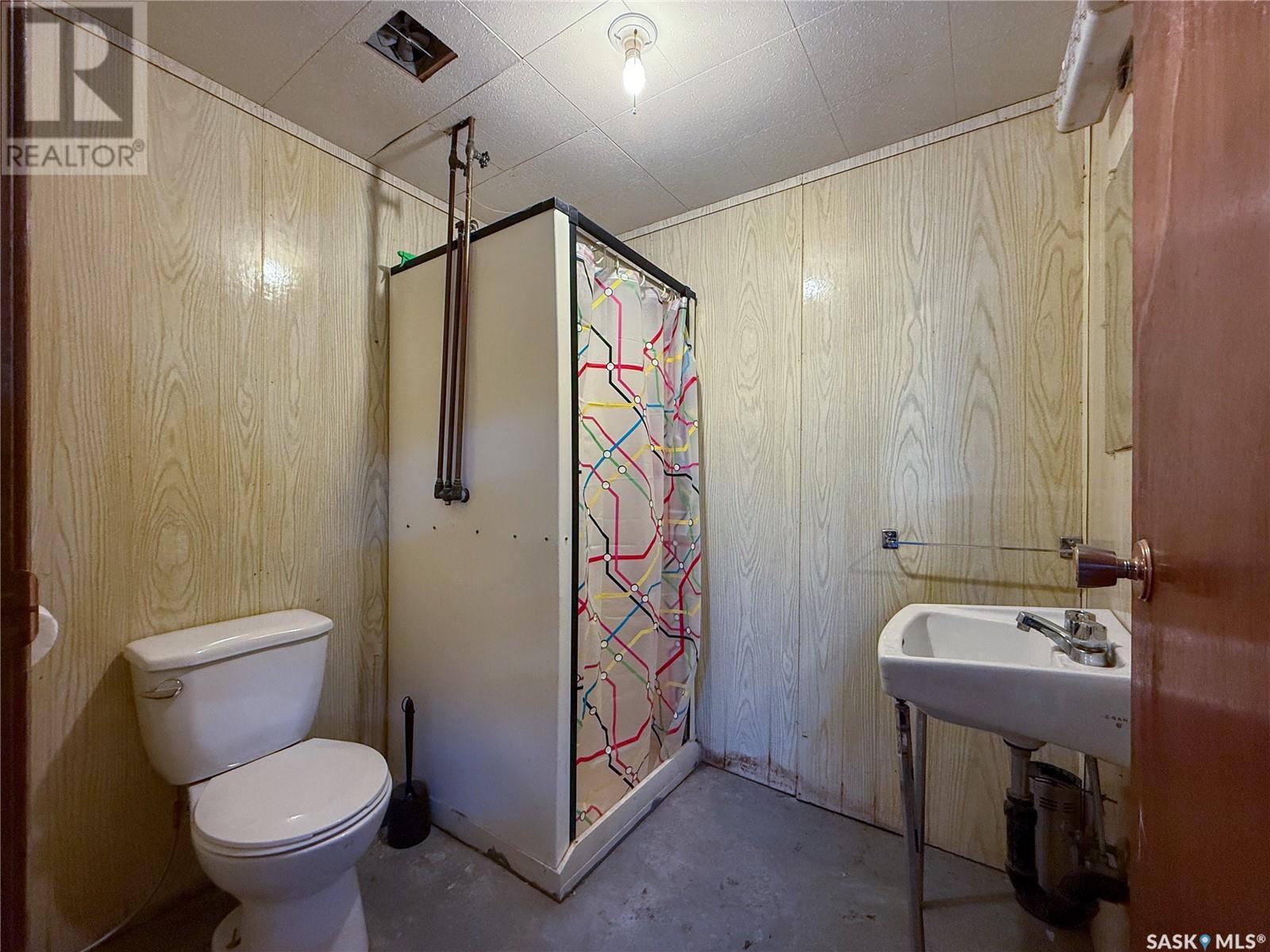 223 2Nd Avenue E, Frontier, SK - Indoor Photo Showing Bathroom