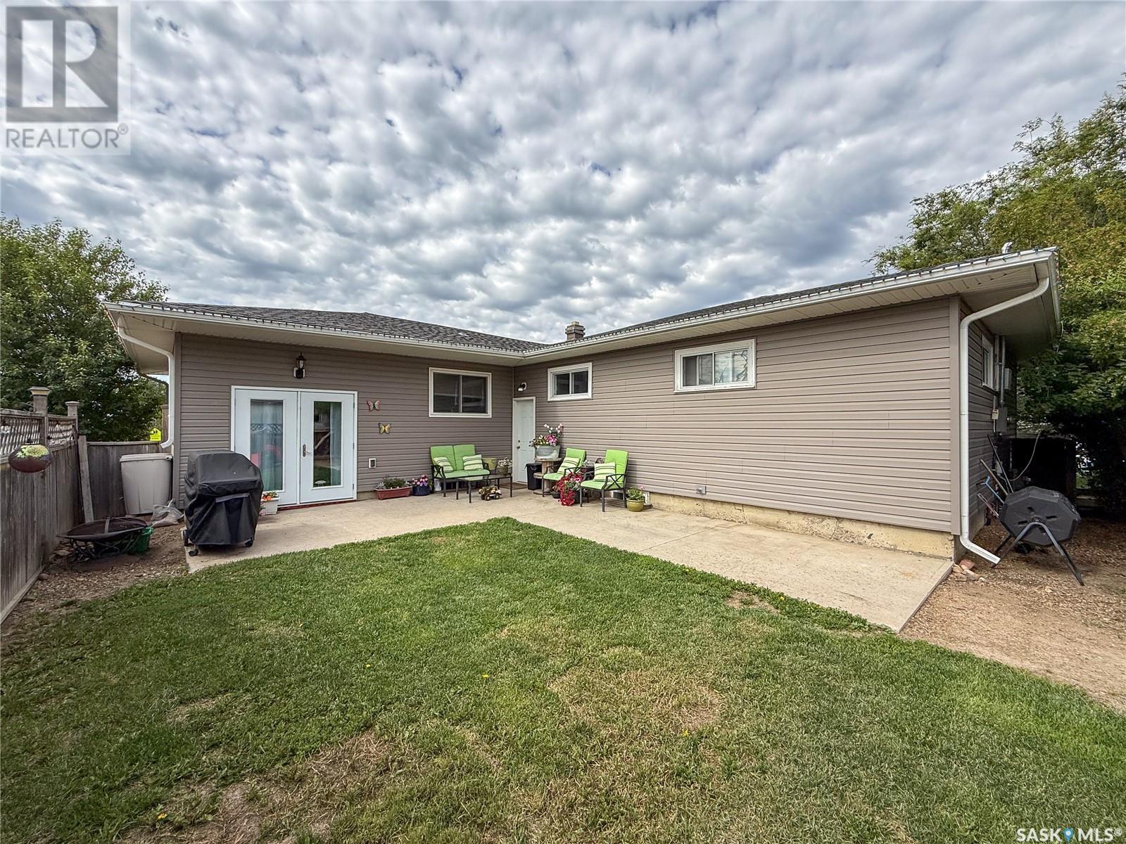 223 2Nd Avenue E, Frontier, SK - Outdoor With Exterior