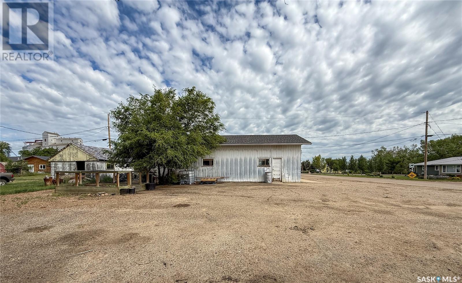 223 2Nd Avenue E, Frontier, SK - Outdoor