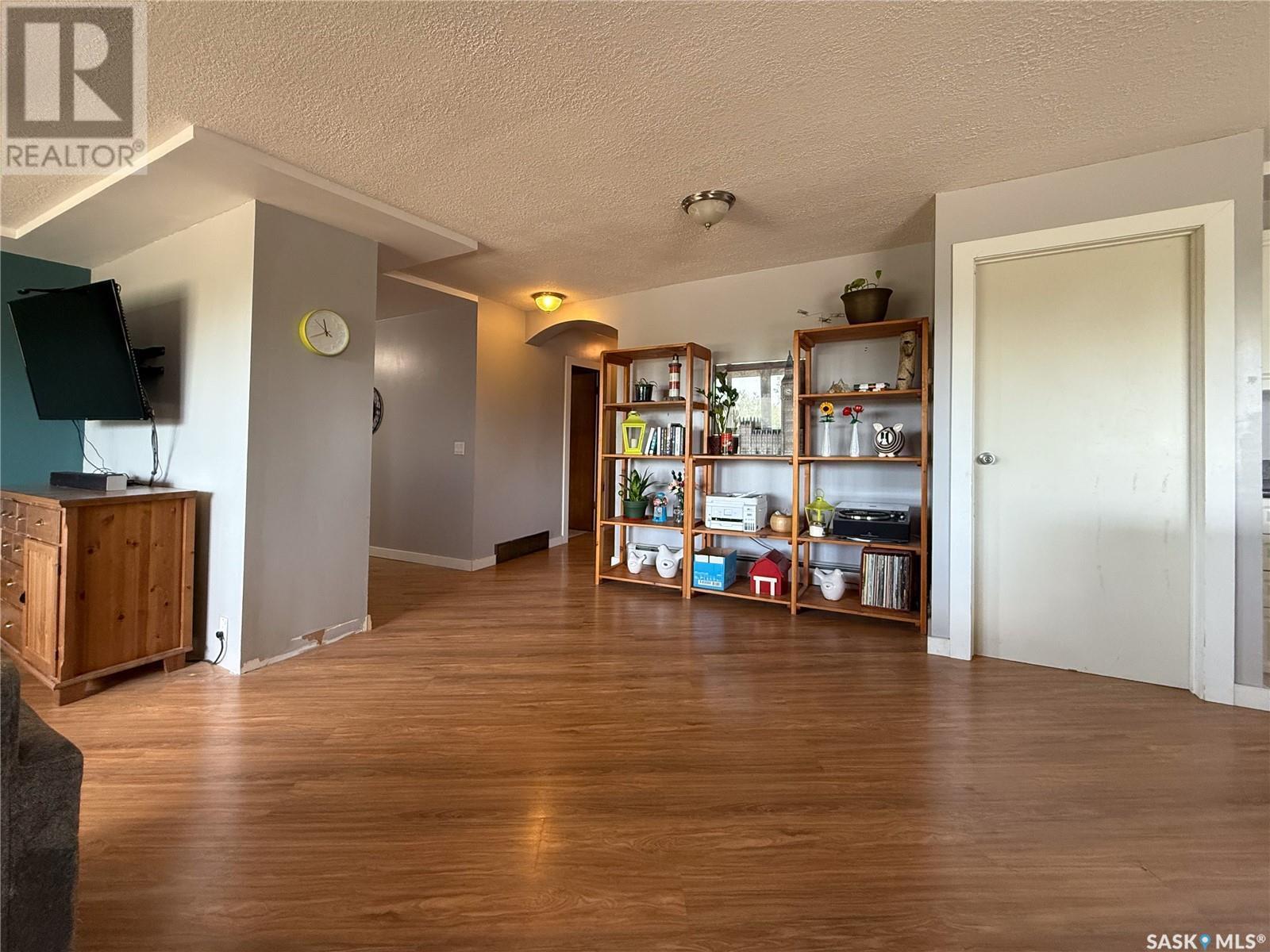 223 2Nd Avenue E, Frontier, SK - Indoor