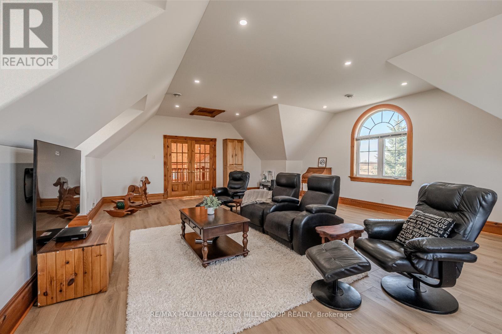 8464 6Th Line, Essa, ON - Indoor Photo Showing Living Room