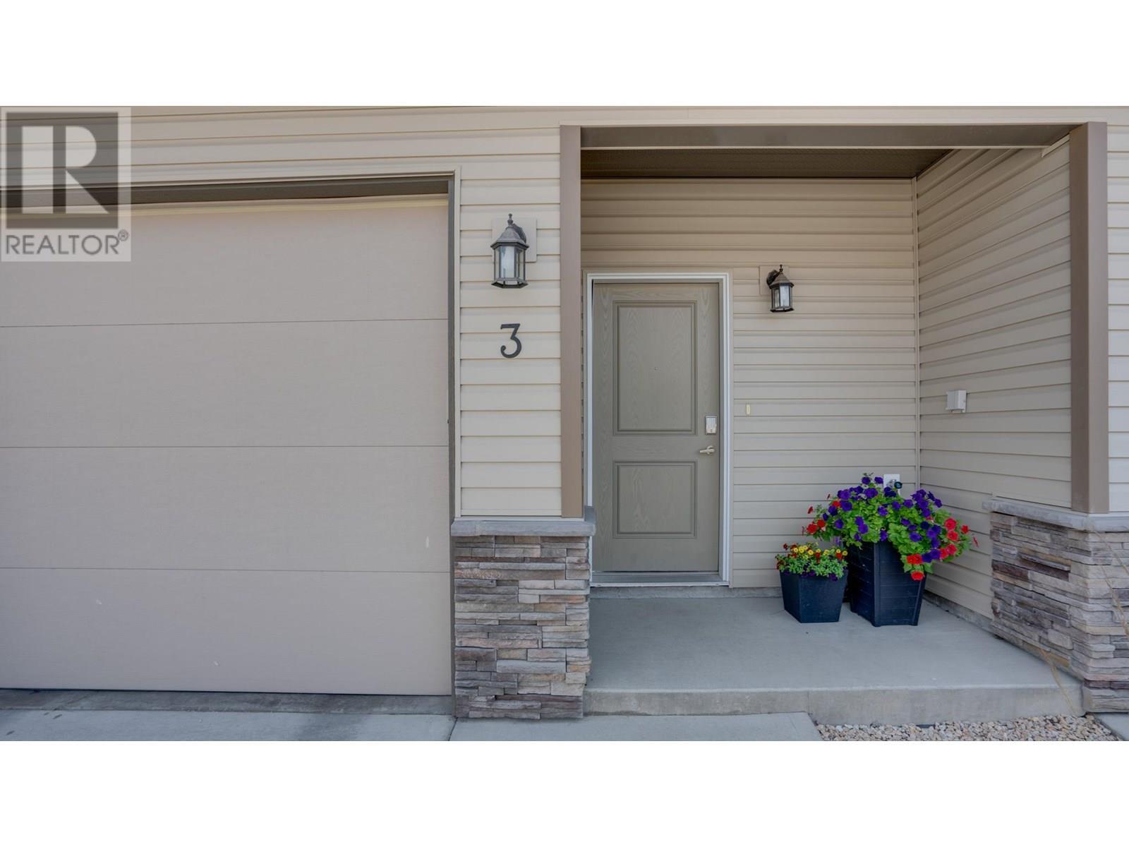 933 Mt Robson Place Unit# 3, Vernon, BC - Outdoor With Exterior